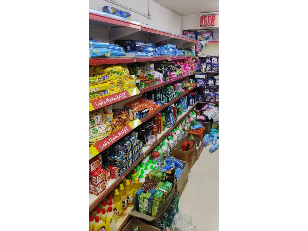 166584186_supermarket racks.webp